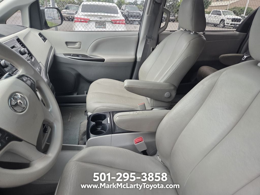 2013 Toyota SIENNA LE 3.5L LE 8 Passenger