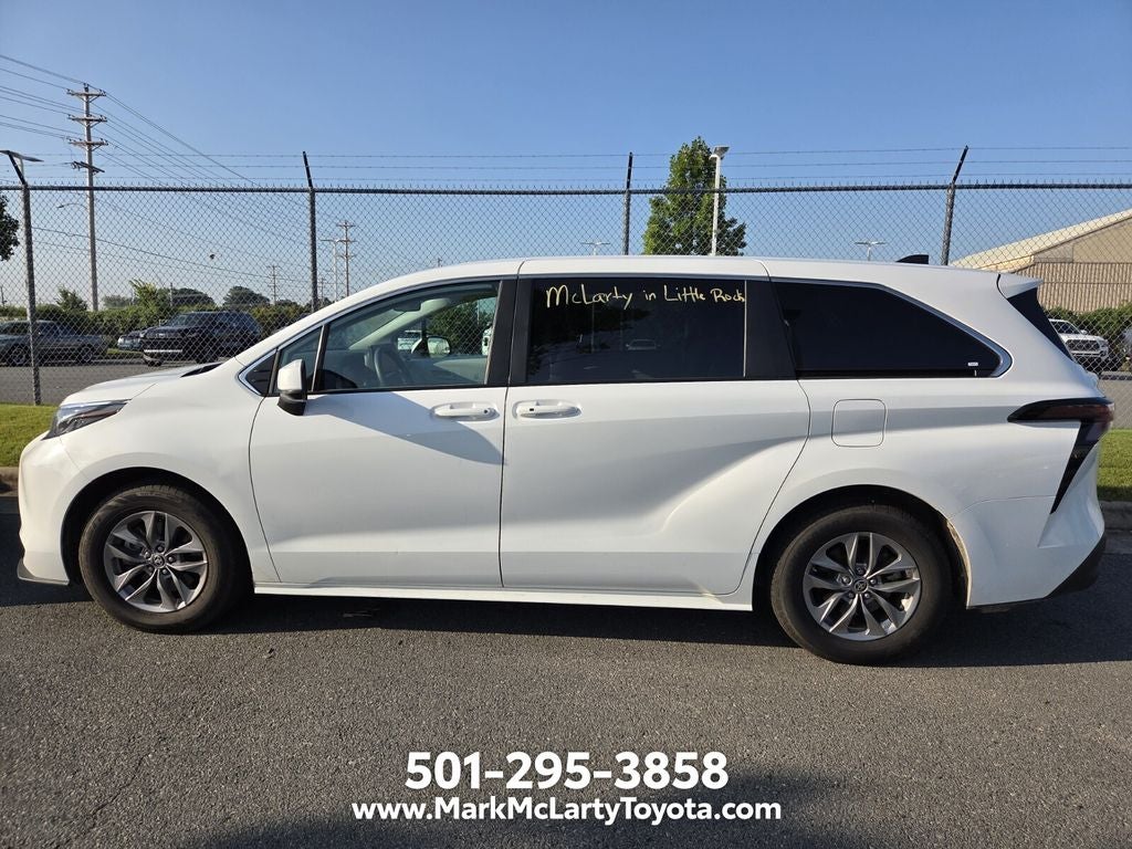 2025 Toyota Sienna LE 8 Passenger
