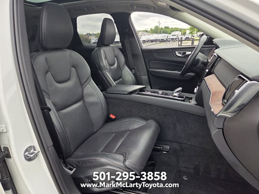 2023 Volvo XC60 B5 Ultimate Dark Theme