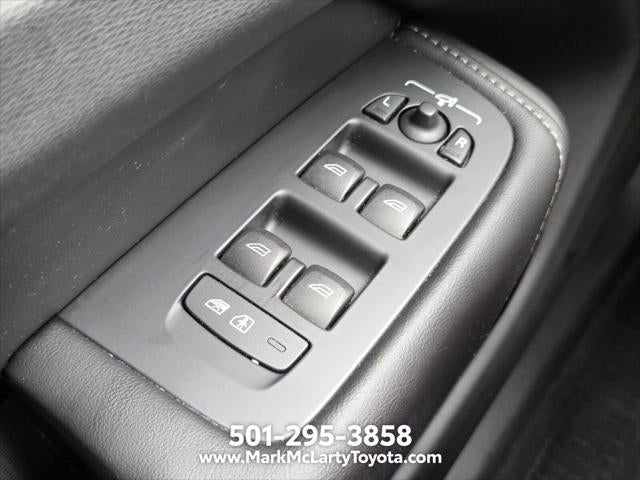 2023 Volvo XC60 B5 Ultimate Dark Theme