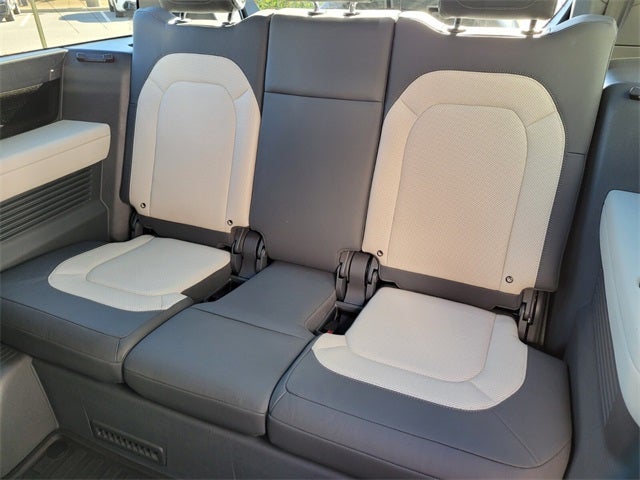 2023 Land Rover Defender 130 X-Dynamic SE