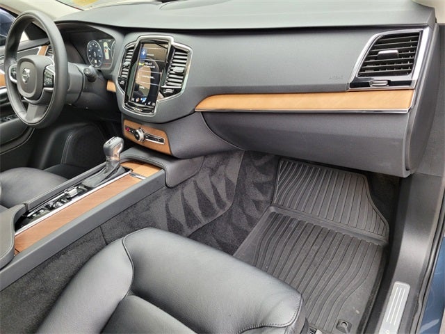 2021 Volvo XC90 T6 Momentum