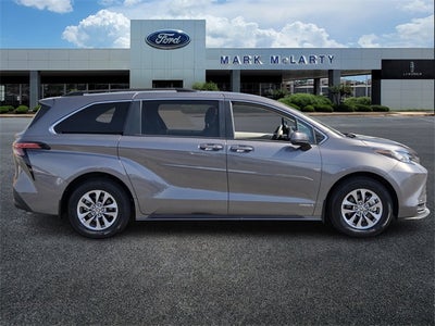 2021 Toyota Sienna LE 8 Passenger