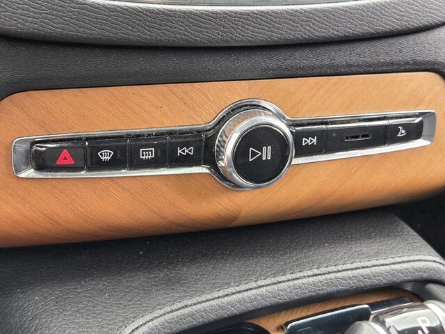 2022 Volvo XC90 T5 Momentum