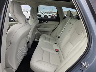 2022 Volvo XC60 B5 Momentum