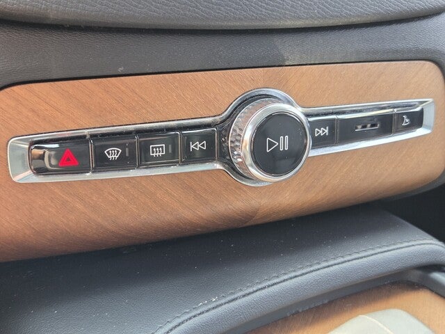 2023 Volvo XC90 B5 Plus