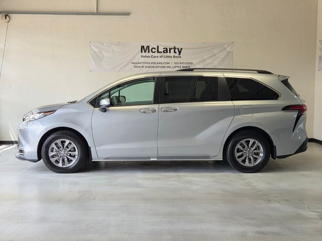 2022 Toyota Sienna XLE 8 Passenger