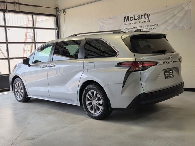 2022 Toyota Sienna XLE 8 Passenger