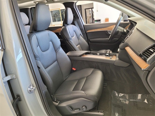 2025 Volvo XC90 B6 Plus 7-Seater