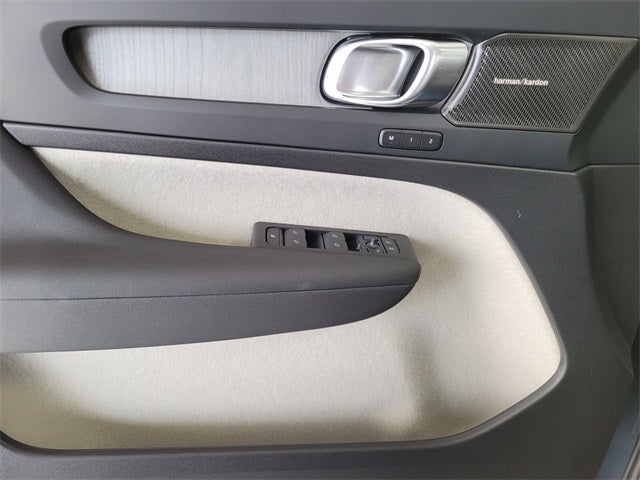 2026 Volvo XC40 B4 Plus