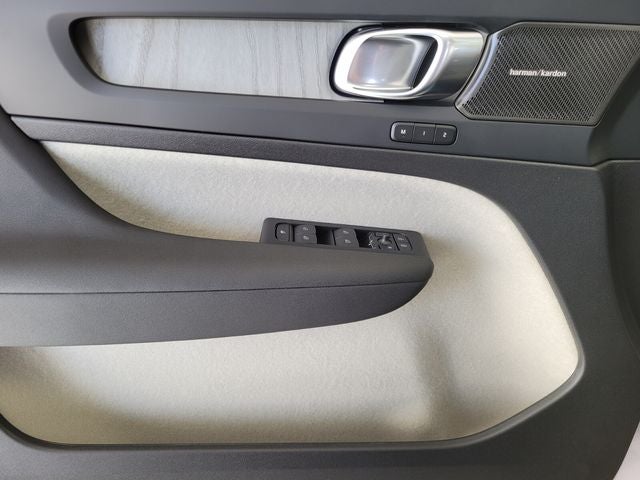 2026 Volvo XC40 B4 Plus