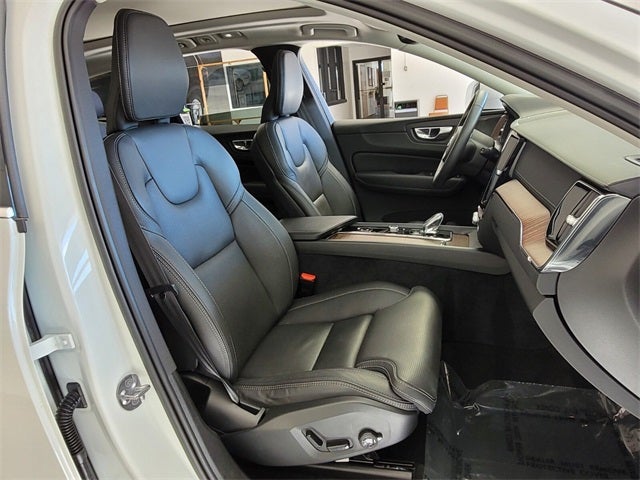 2023 Volvo XC60 B5 Ultimate Bright Theme