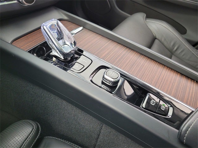 2023 Volvo XC60 B5 Ultimate Bright Theme