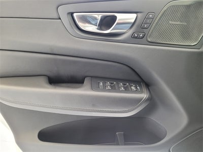 2023 Volvo XC60 B5 Ultimate Bright Theme