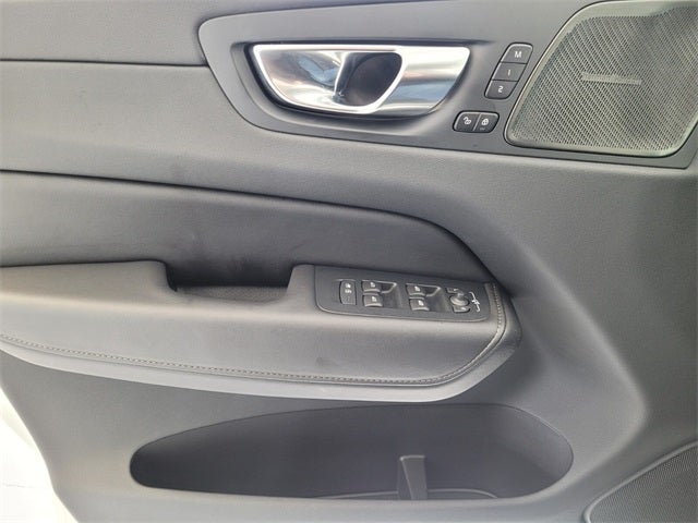 2023 Volvo XC60 B5 Ultimate Bright Theme