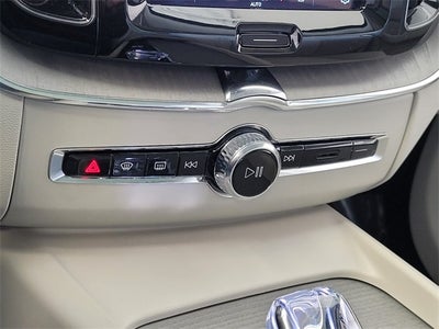 2023 Volvo XC60 B5 Ultimate Bright Theme