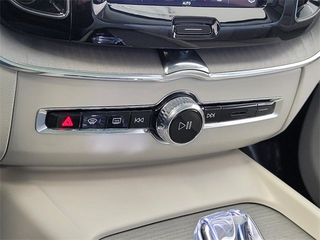 2023 Volvo XC60 B5 Ultimate Bright Theme