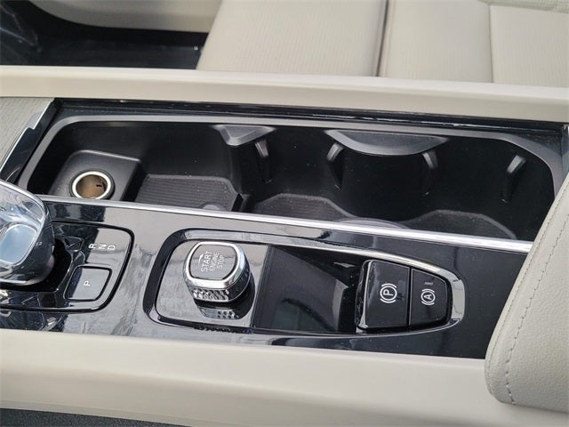 2023 Volvo XC60 B5 Ultimate Bright Theme