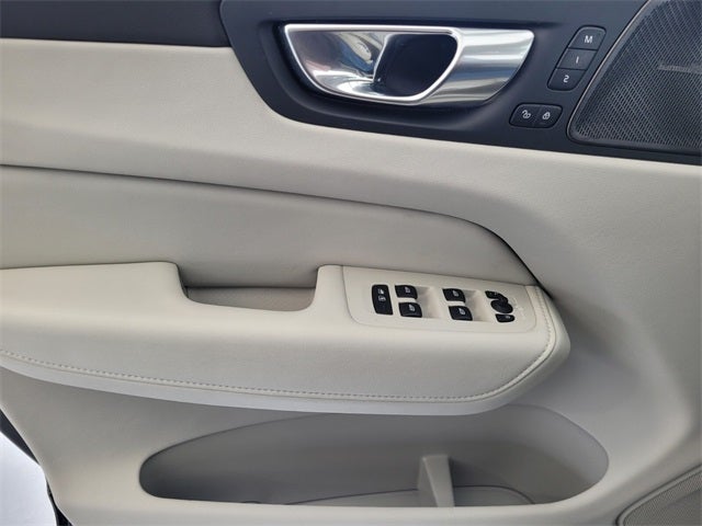 2023 Volvo XC60 B5 Ultimate Bright Theme