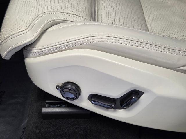 2023 Volvo XC60 B5 Ultimate Dark Theme