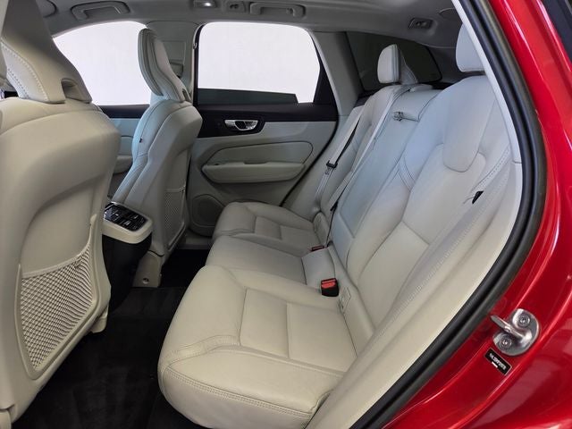 2023 Volvo XC60 B5 Ultimate Dark Theme