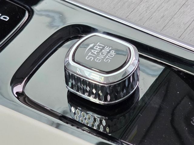 2023 Volvo XC60 B5 Ultimate Dark Theme