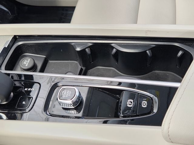 2024 Volvo XC60 B5 Plus Dark Theme