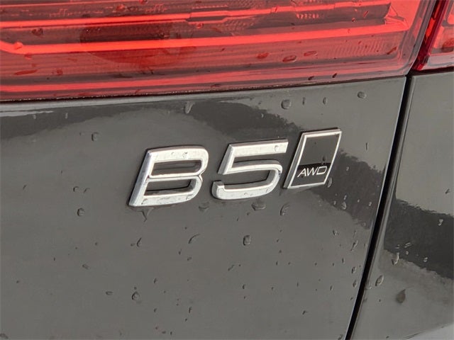 2024 Volvo XC60 B5 Plus Dark Theme