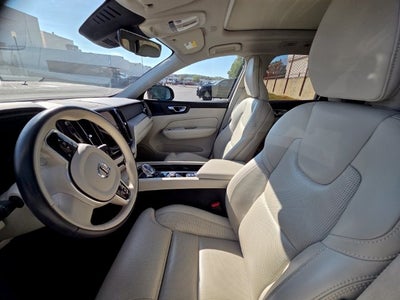 2023 Volvo XC60 B5 Ultimate Dark Theme