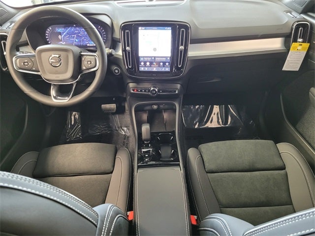 2026 Volvo XC40 B5 Ultra Black Edition