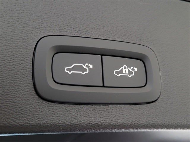 2026 Volvo XC40 B5 Ultra Black Edition