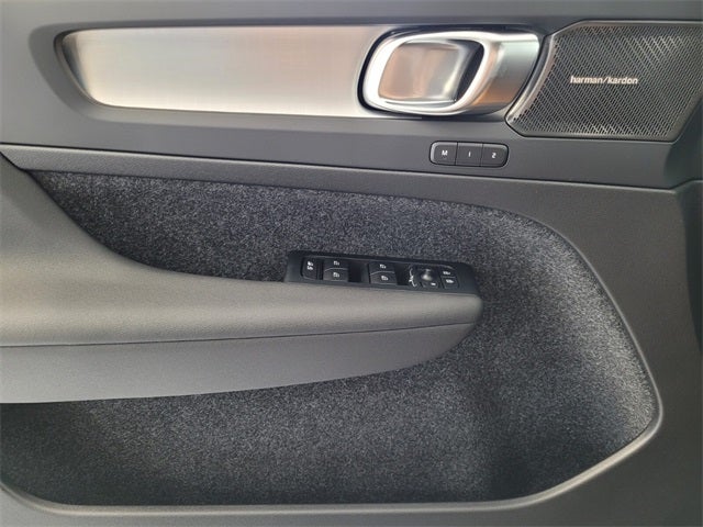 2026 Volvo XC40 B5 Ultra Black Edition