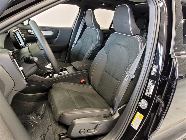 2026 Volvo XC40 B5 Ultra Black Edition