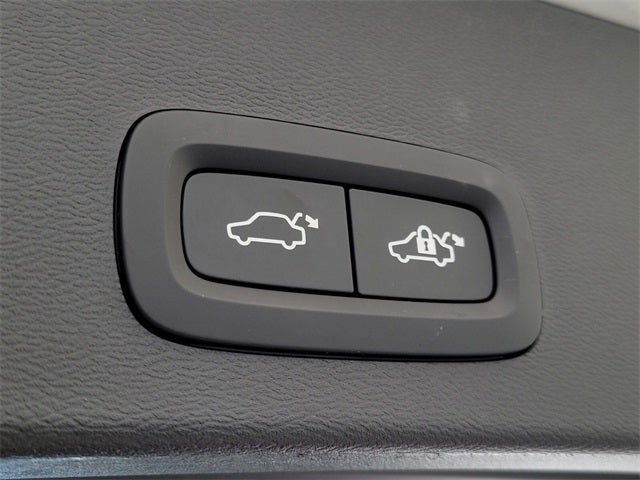 2025 Volvo XC40 B5 Core