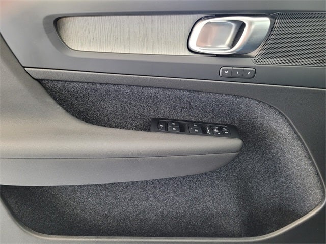 2025 Volvo XC40 B5 Core