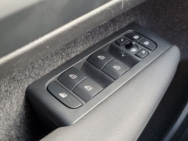 2023 Volvo XC40 B5 Core