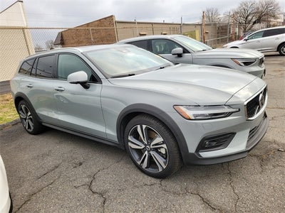 2025 Volvo V60 Cross Country B5 Plus