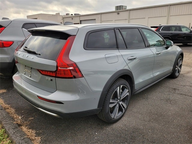2025 Volvo V60 Cross Country B5 Plus