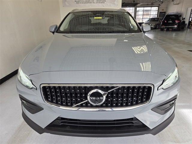 2025 Volvo V60 Cross Country B5 Plus