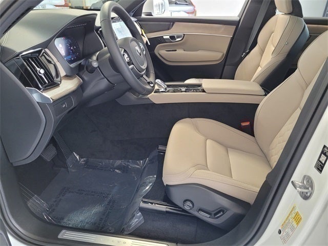 2026 Volvo XC90 B5 Plus