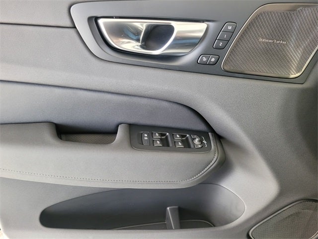 2026 Volvo XC60 B5 Ultra Black Edition