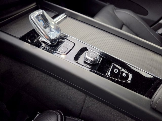 2026 Volvo XC60 B5 Ultra Black Edition