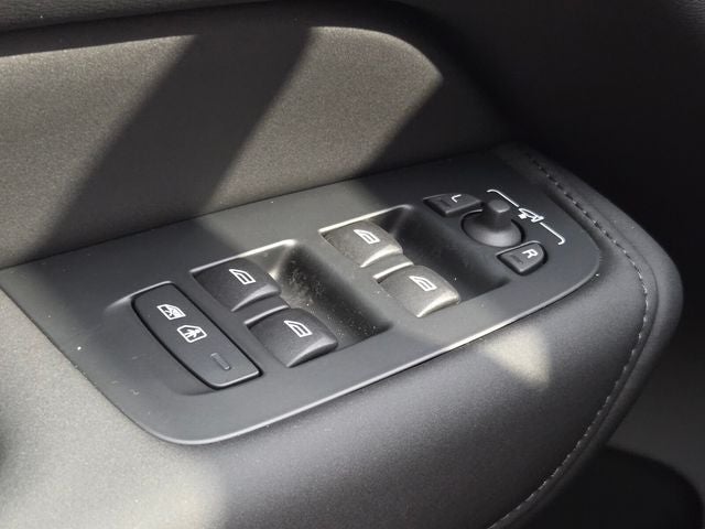 2026 Volvo XC60 B5 Ultra Black Edition