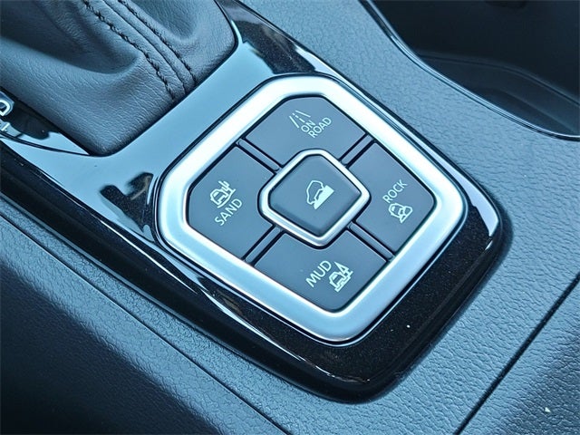 2026 Nissan Frontier SV DARK ARMOR 4WD